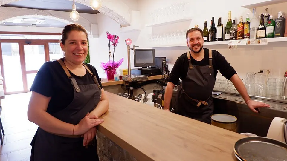 Gemma Pons i Xavier Ayala als fogons del restaurant Lo Bistró