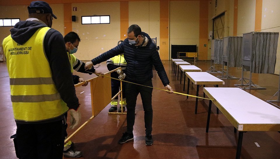 El muntatge dels col·legis electorals pel 14-F a Mollerussa @ACN