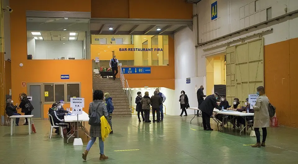 Les taules electorals en el Pavelló Firal de Mollerussa @EstherBarta