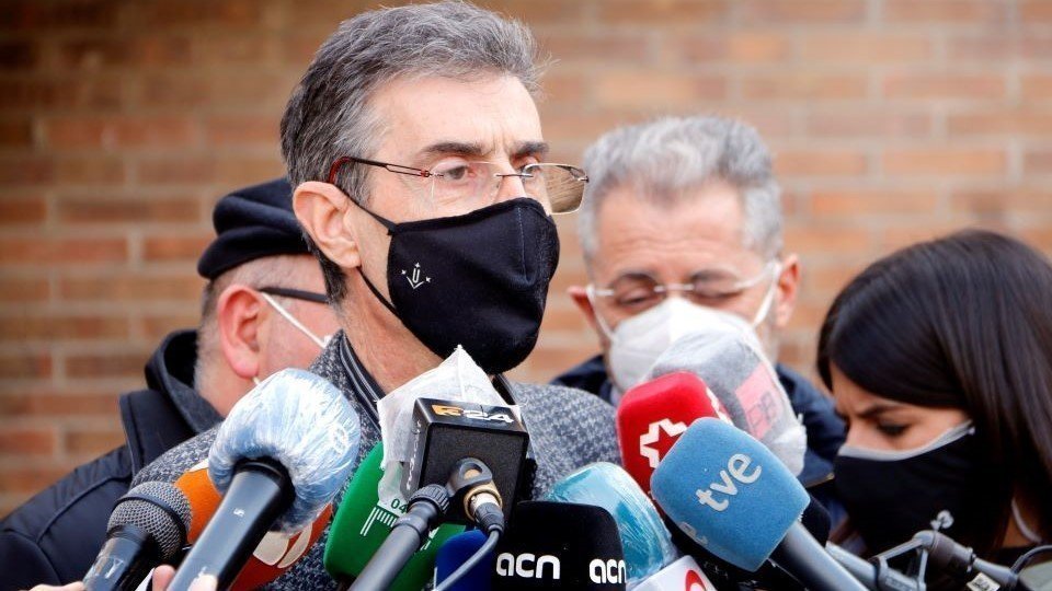 Pla mitjà on es pot veure al rector de la UdL, Jaume Puy, atenent als mitjans de comunicació després de la detenció del raper Pablo Hasel al Rectorat, el 16 de febrer de 2021 -  Oriol Bosch