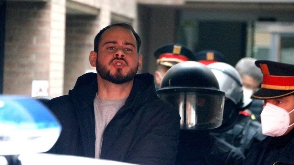 Oriol Bosch
Pla curt on es pot veure al raper Pablo Hasel conduït pels Mossos d'Esquadra al cotxe policial després de la seva detenció al Rectorat de la UdL, el 16 de febrer de 2021.