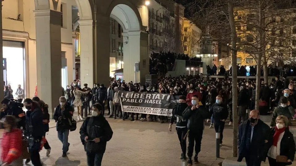 La manfiestació de suport a Pablo Hasél a Lleida - Pol Pérez