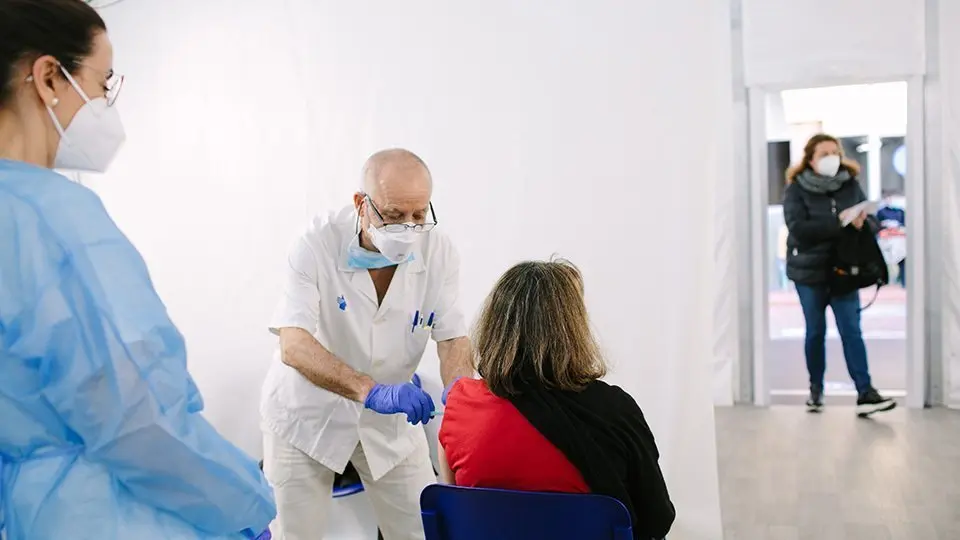 Departament de Salut ja ha començat a vacunar als equips docents de Catalunya @Salut