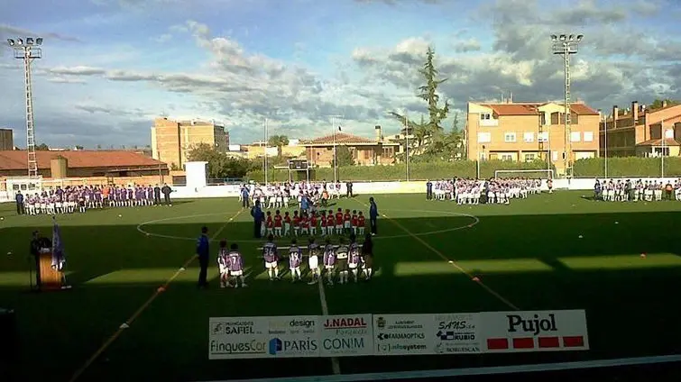 Joves de l'Escola Comarcal al camp de futbol que s'anomenarà, Ramon Espasa @ajborges