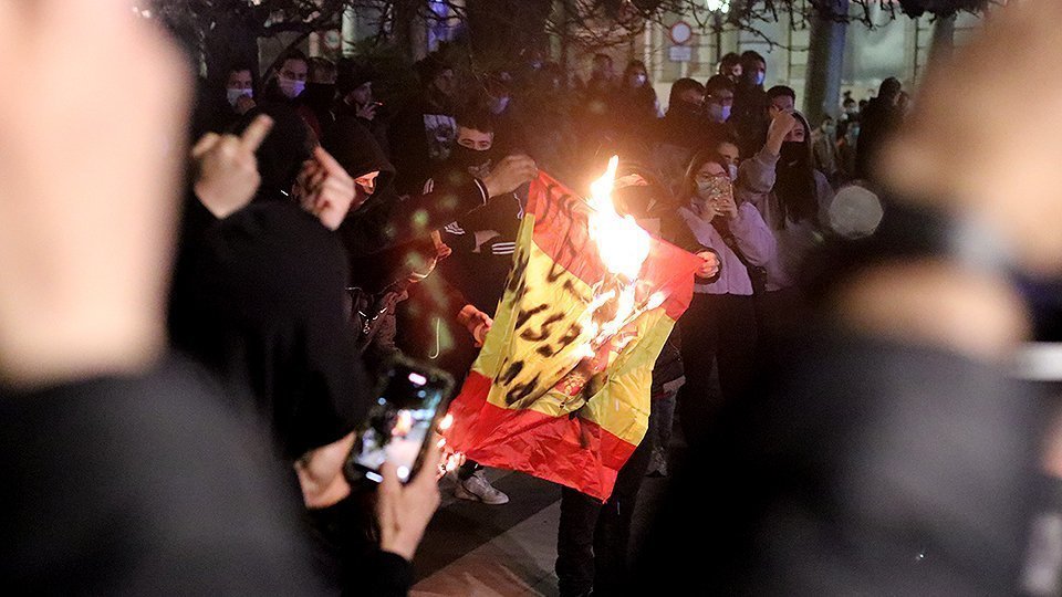 Els manifestants cremen una bandera espamyola @EduardSubirats