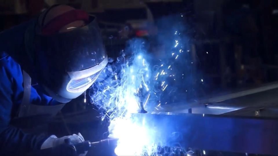 Un soldador en una captura del vídeo de promoció del comerç i negocis locals del Rosselló.