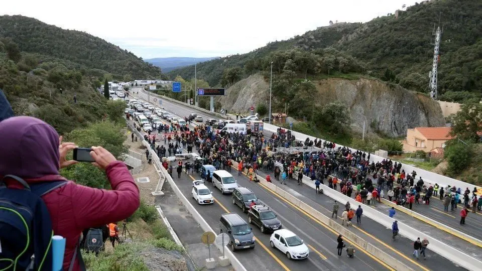 Àlex Recolons - Imatge general elevada del tall de l'AP-7 al Pertús aquest 11 de novembre de 2019.