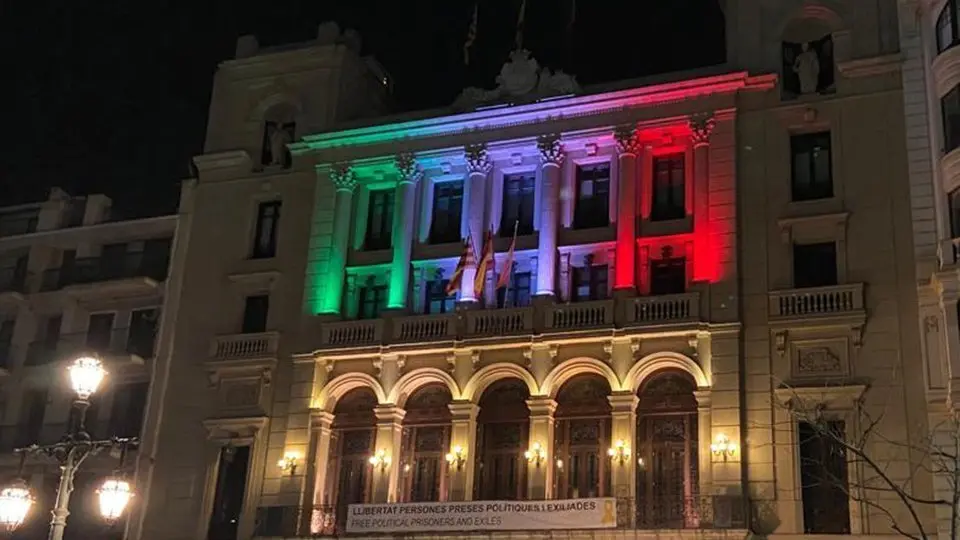 La Paeria il·luminada en suport al poble sahrauí