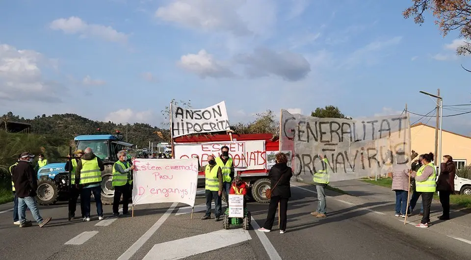 Pagesos tallant la C-12, en la protesta per exigir compensar els danys del temporal Filomena @MarcRovira