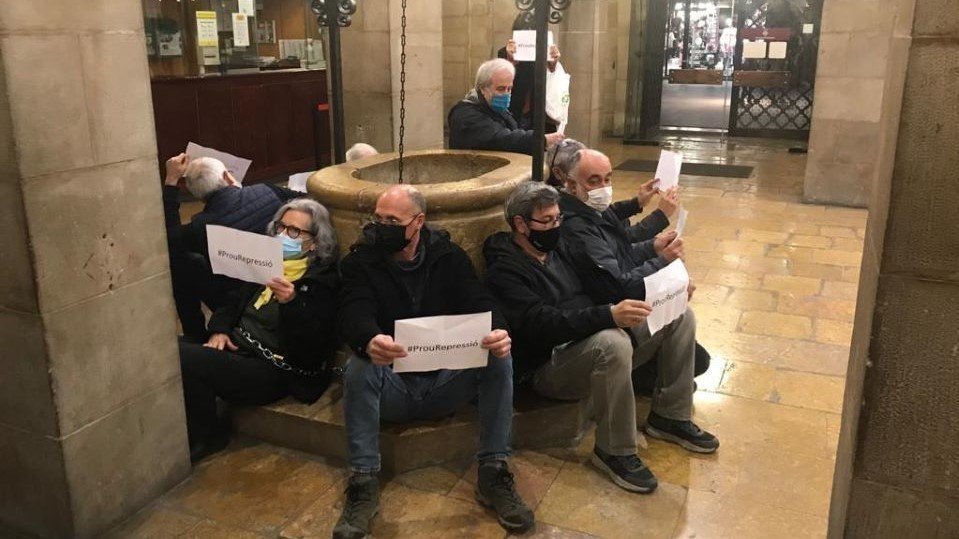 Cedida per @jordialsinaa
Imatge del grup de persones que s'ha encadenat al pati del Palau de la Paeria de Lleida per exigir que es posi fi a la "repressió" contra el jovent i reclamar que "es depurin responsabilitats als Mossos d'Esquadra".