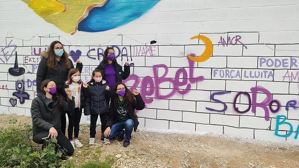Els veíns del Palau d'Anglesola visiten el mural dedicat a les Dones @ElPalau