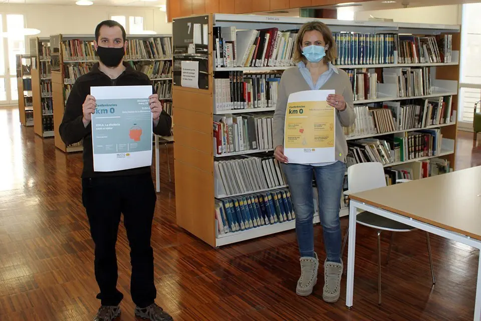 El regidor de Cultura, Carlos Vílchez, i la directora de la Biblioteca, Emma Novell, amb el cartell del nou cicle de conferències