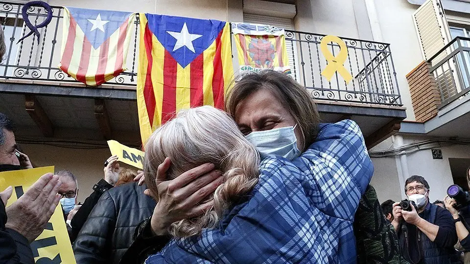 Meritxell Serret, abraçant-se a una familiar, a Vallfogona de Balaguer @ACN