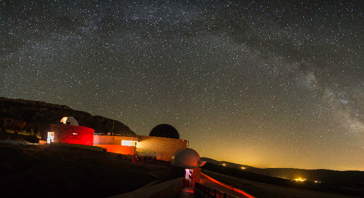 El Parc Astronòmic Montsec sota un cel presidit per la Via Làctia ©FGC