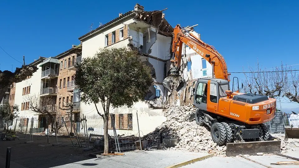 Enderroc del primer bloc d'habitatges del grup Sant Isidori de Mollerussa @JosepAPérez