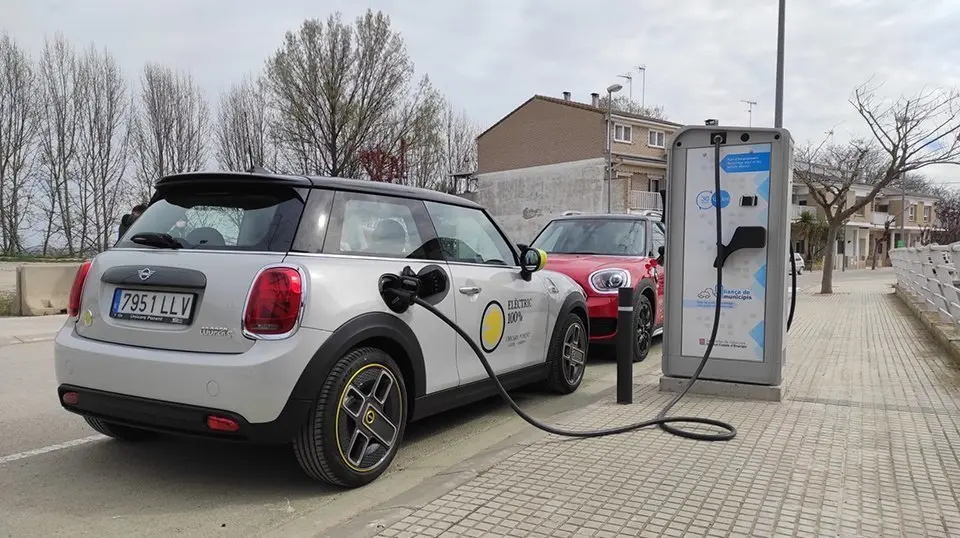 Punt de càrrega de vehicles elèctrics al carrer Àngel Guimerà de Juneda