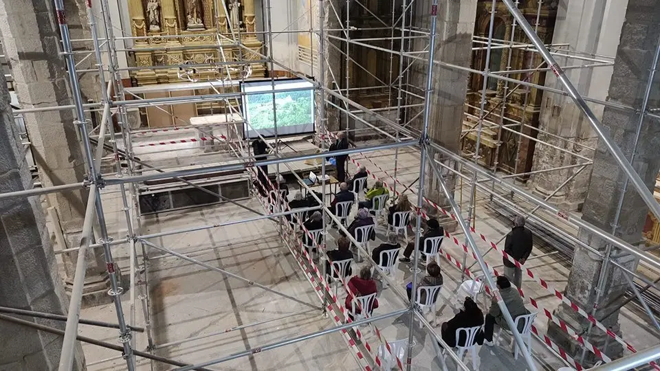 Els participants en les vistes guiades a l'església del Palau d'Anglesola @ajpalau