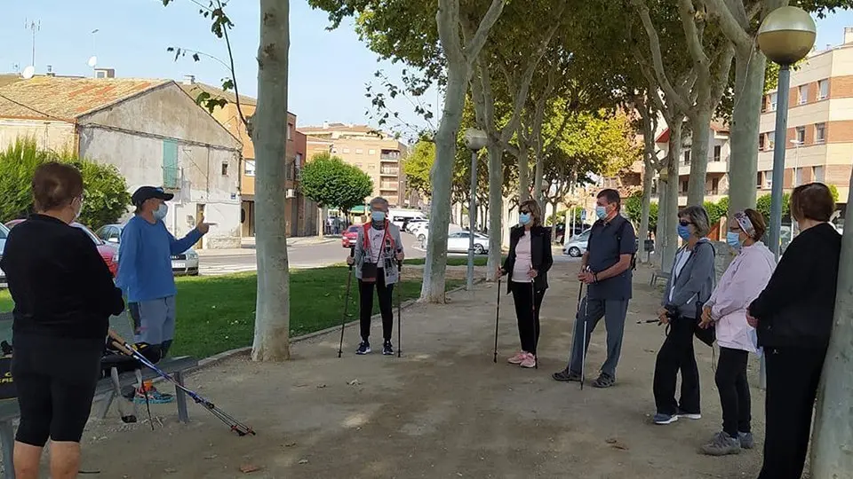 Usuaris del Casal en el taller de Marxa Nòrdica @AjMollerussa