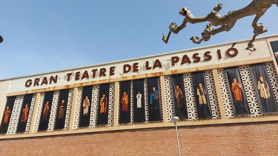 Pla obert del Gran Teatre de la Passió de Cervera, amb les lones del sant sopar instal·lades. Imatge del 2 d'abril de 2021. (Horitzontal)