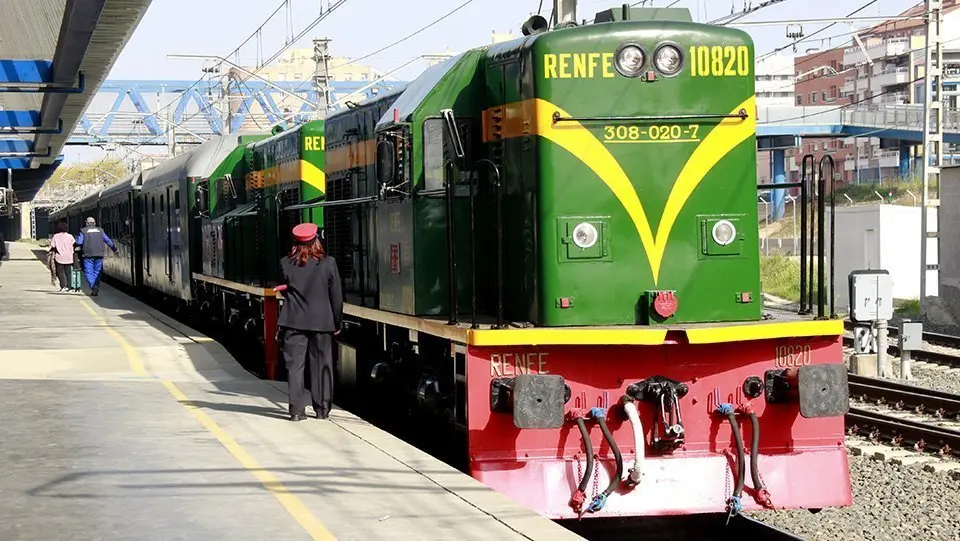 El Tren dels Llacs a lamsortida de l'estació de Lleida @AnnaBerga