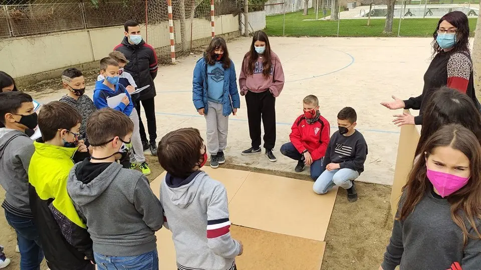 Els alumnes de l'escola Arnau Berenguer del Palau contrueixen un galliner @ArnauBerenguer