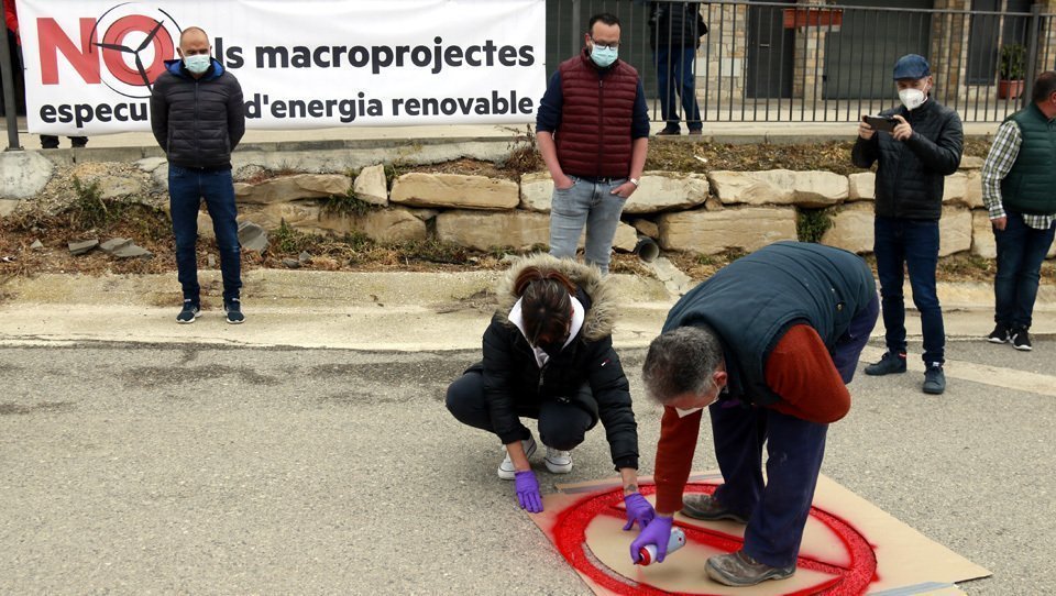 Pla general de membres de la Xarxa Segarrenca per la Sobirania Energètica fan una pintada a una carretera a Rubinat per protestar contra el gran nombre de parcs eòlics que hi ha projectats a la zona, el 10 d'abril de 2021. (Horitzontal)