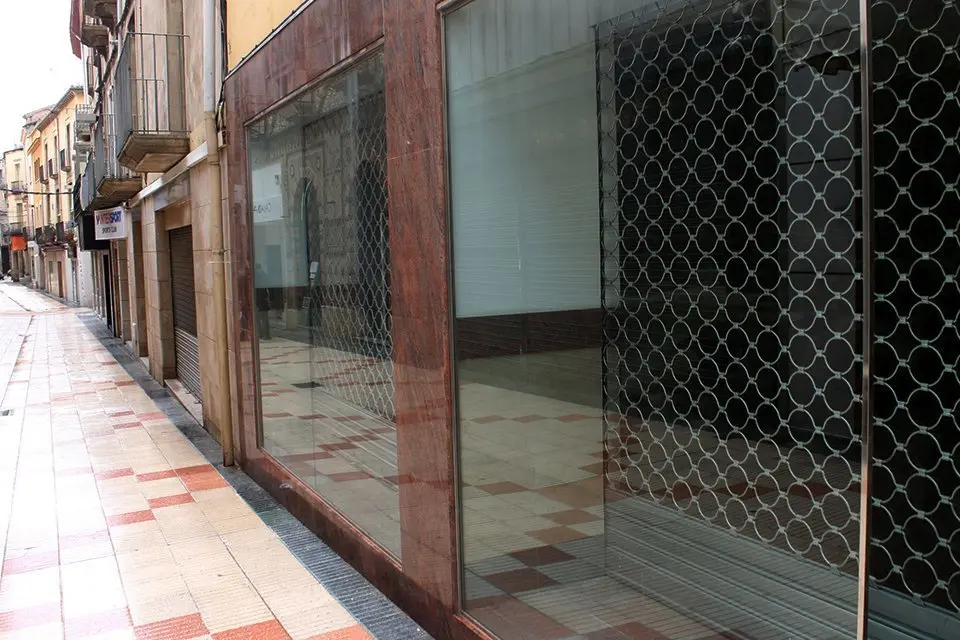 Un dels locals comercials buits al centre de Tàrrega @AjTàrrega