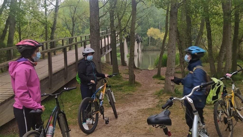 Tres participants de la ruta amb bici al Parc de la Mitjana - Foto: Cedia per la Paeria de Lleida