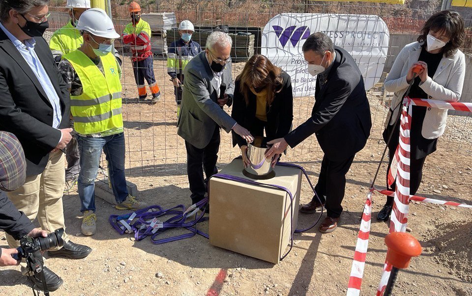 Laura Borràs, Enric Mir i Jaume Setó col·locant la primera pedra de l'Arxius Comarcal @Borges
