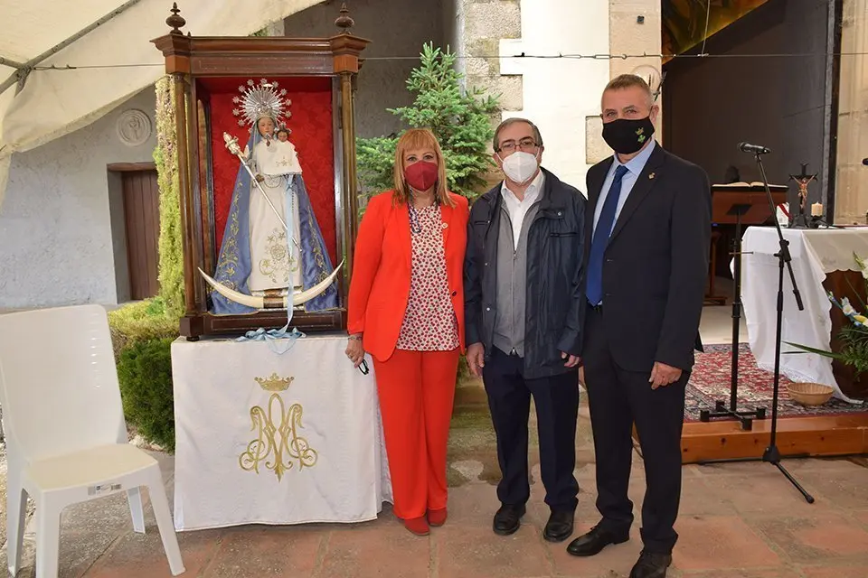 L'alcalde Joan R. Sangraà i la imatge de la Mare de Dèu de la Cabeza @Vila-sana