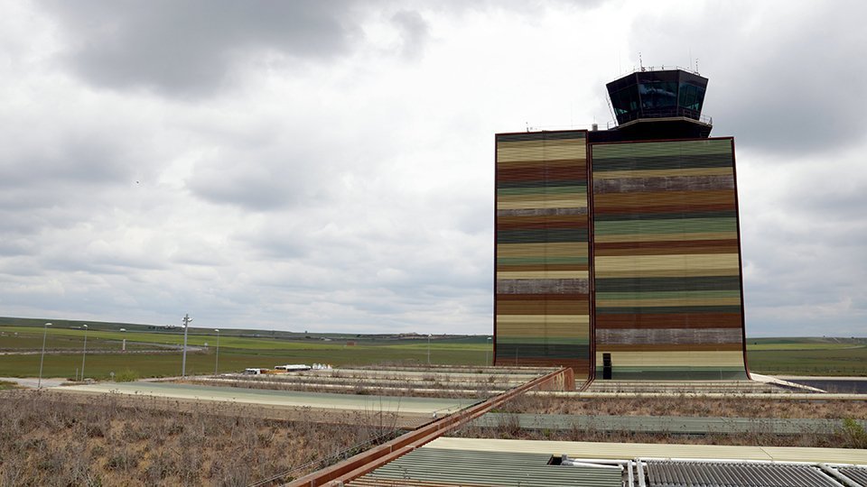 L'aeroport de Lleida-Alguaire, torre de control