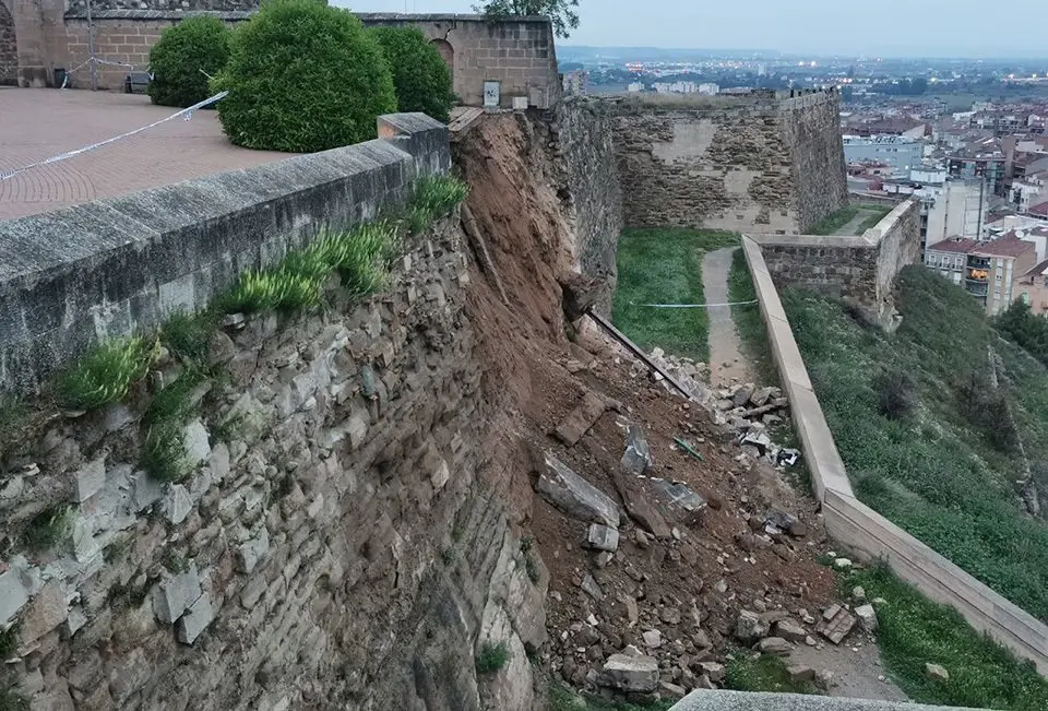 Despreniment de pedres de la muralla de la Seu Vella @Paeria