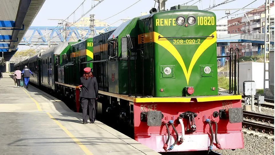 Pla general del Tren dels Llacs just abans de sortir de l'estació de Lleida per fer el primer trajecte de la temporada, el 3 d'abril de 2021 (Horitzontal)