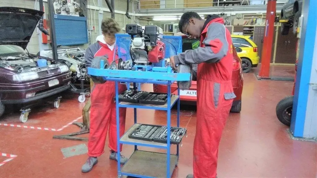 alumnes mecànica institut la segarra manteniment karts - paeria de cervera