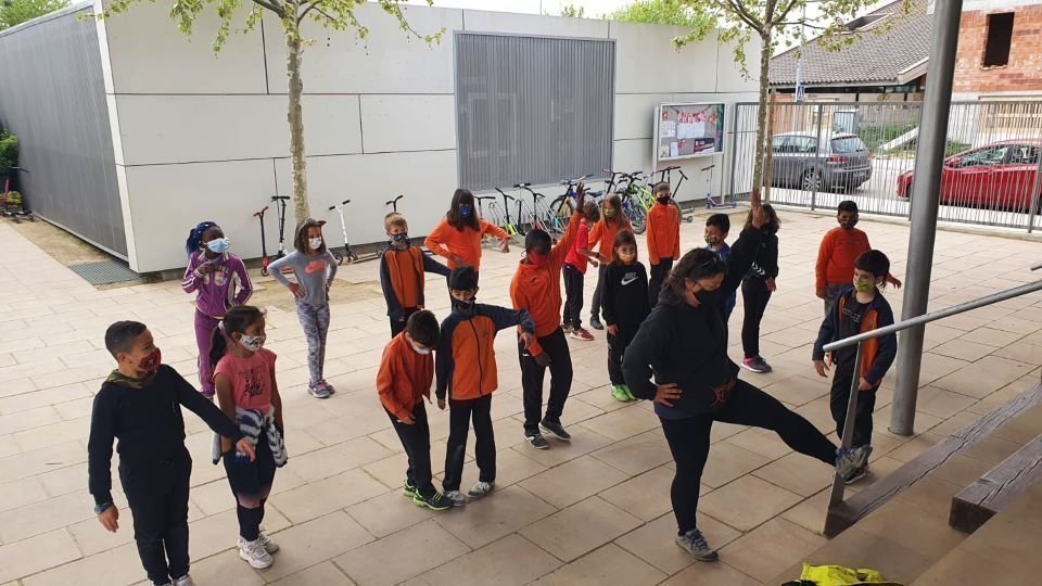 Alumnes de l'escola Les Arrels ballant sardanes - Agrupació Sardanista Mollerussa