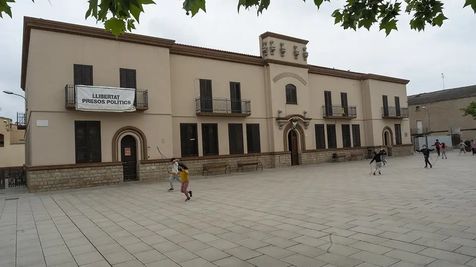 Els escolars del Roser jugen a la plaça per no tenir pati