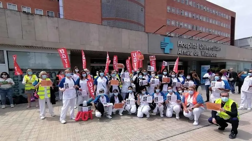 Concentració dels treballadors de la neteja a l'Hospital Arnau de Vilanova