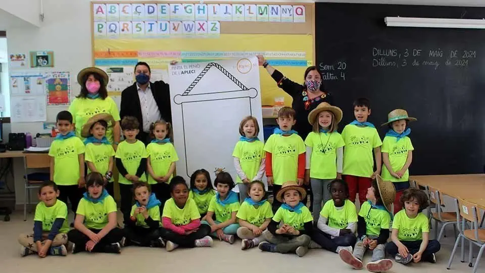 El president de la FECOLL, Ferran Perdrix amb els alumnes de l'Escola La Mitjana @Fecoll