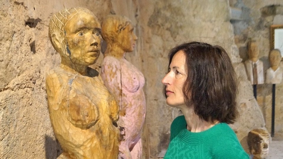 L'escultora Marta Pruna al seu taller-museu. Fotografia: Cristina Mongay