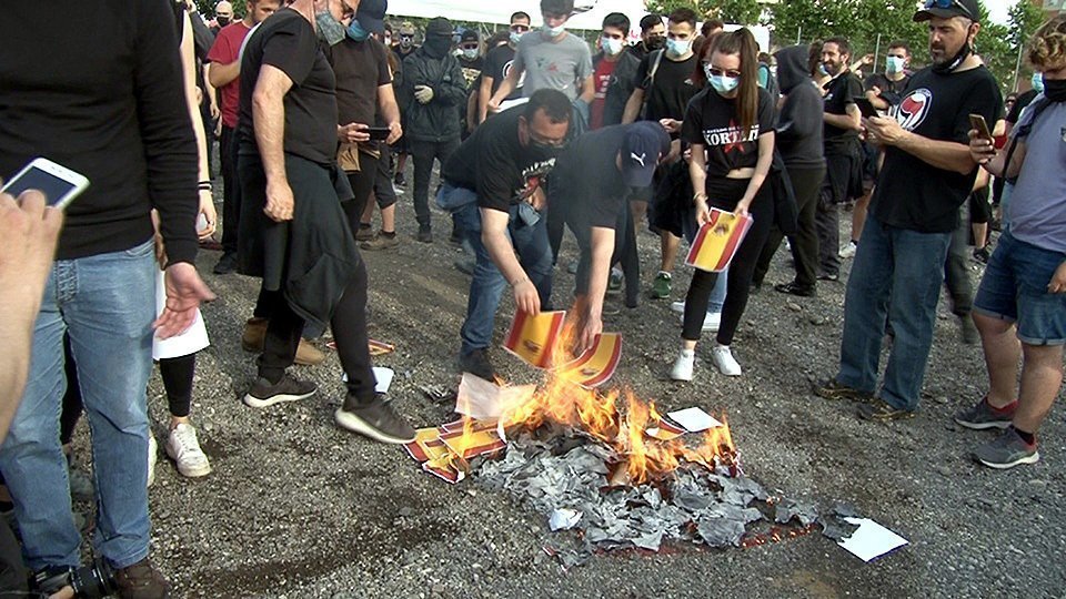 Manifestants cremant banderes espanyoles en la manifestació a favor de Pablo Hasel @AnnaBerga