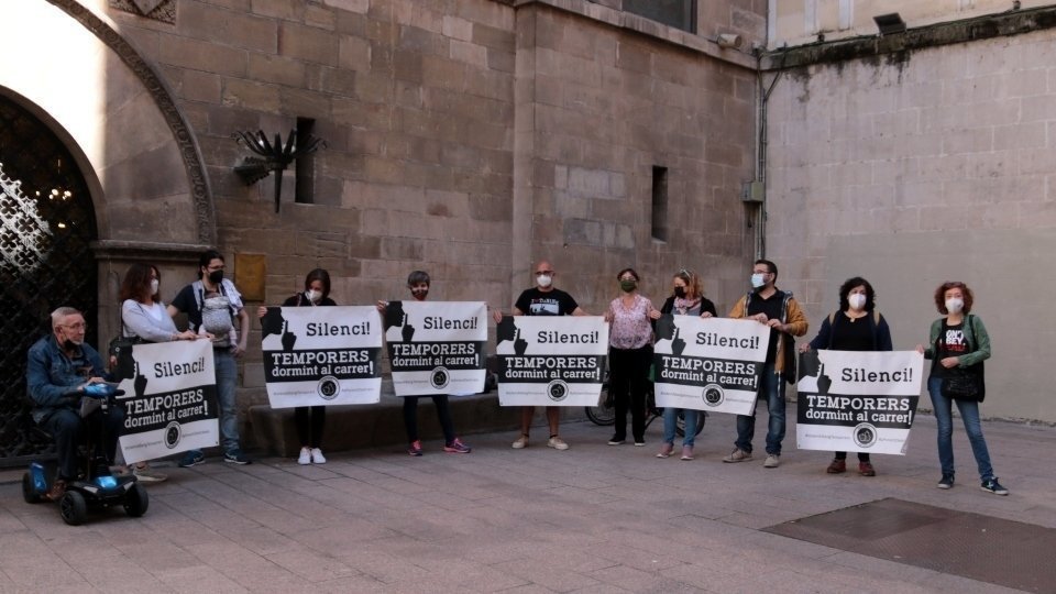 Membres de la plataforma Fruita amb Justícia Social davant de la Paeria de Lleida