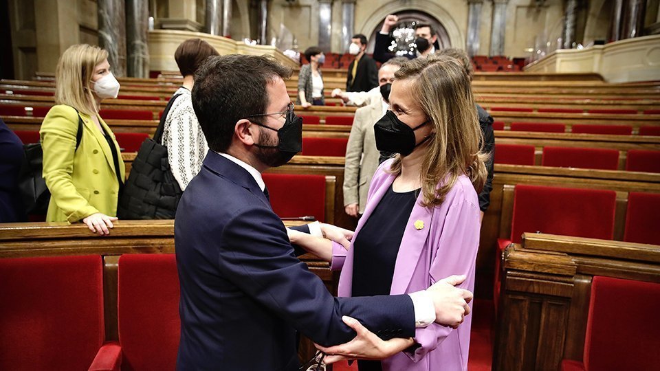 La diputada Meritxell Serret, felicitant Pere Aragonès @JordiPlay