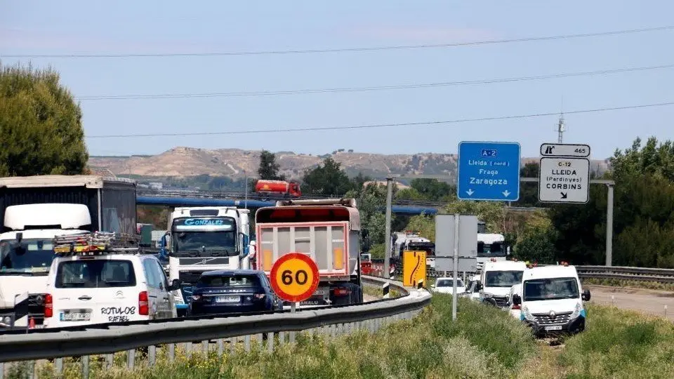 Laura Cortés
Cues a l'A-2 a l'altura de Corbins als carrils en direcció Barcelona, ja que s'han habilitat pels vehicles en els dos sentits a causa de les obres que es fan en sentit Saragossa. Imatge del 25 de maig de 2021. (Horitzontal)