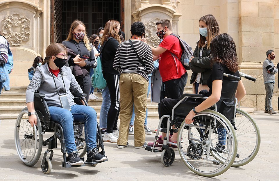 Els joves estudien l'accessibilitat des de les cadires de rodes @Alba