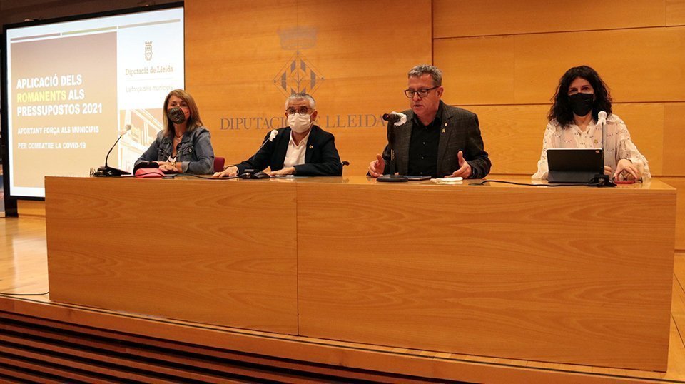Joan Talarn, Jordi Latorre, i les portaveus Rosa Pujol i Mercè Carulla @SalvadorMiret