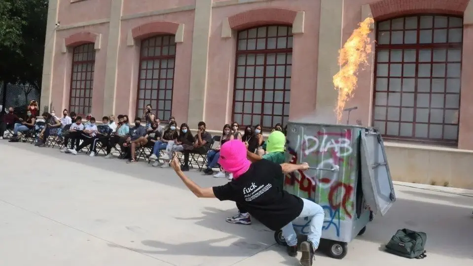 Mar Martí
Un moment de l'espectacle 'Container' amb un contenidor en flames. 28 de maig de 2021 (Horitzontal)