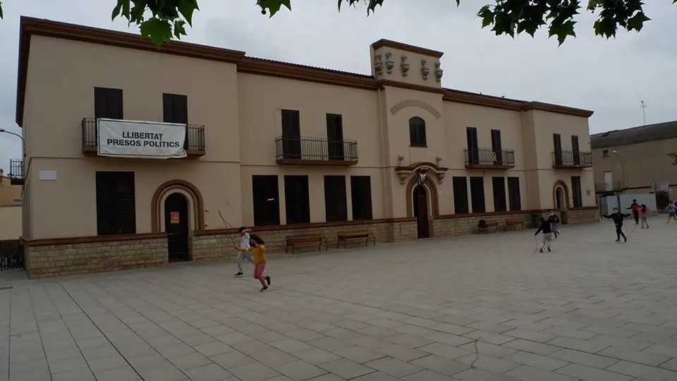 Els alumnes de l'escola El Roserjuguen a la plaça de l'Ajuntament @JosepAPérez