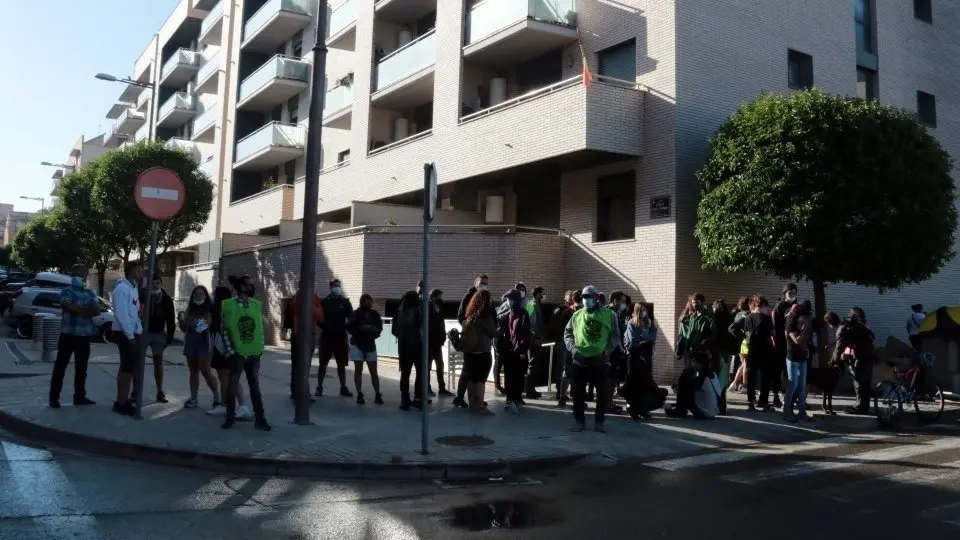 Concentració per evitar el desallotjament de dotze famílies a la Bordeta. Fotografia: ACN.