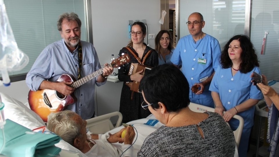 Taller de musicoterapia a l'Hospital Arnau de Vilanova de Lleida.