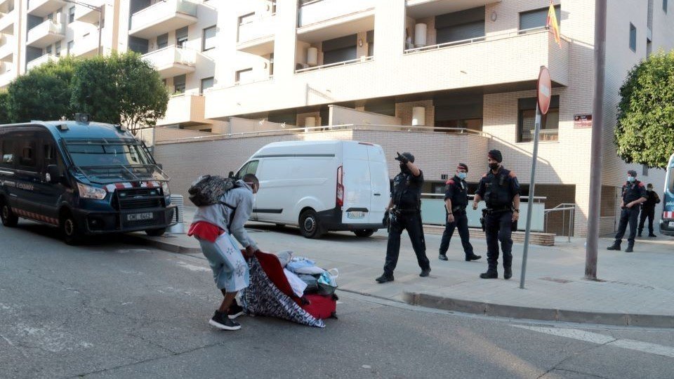 Salvador Miret
Pla obert d'una de les persones desallotjades d'un edifici ocupat del barri de la Bordeta, acompanyada de Mossos. Imatge del 10 de juny de 2021. (Horitzontal)